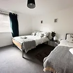 Brunswick House, Sleeps 6 In 2 Bedrooms, Parking, Wifi