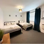 Brunswick House, Sleeps 6 In 2 Bedrooms, Parking, Wifi