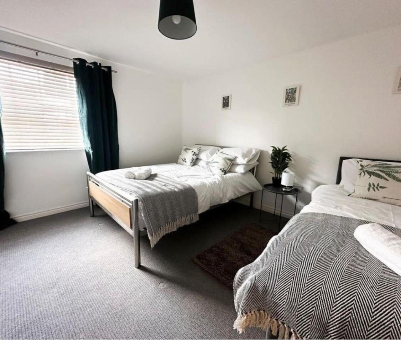 Brunswick House, Sleeps 6 In 2 Bedrooms, Parking, Wifi Apartment *