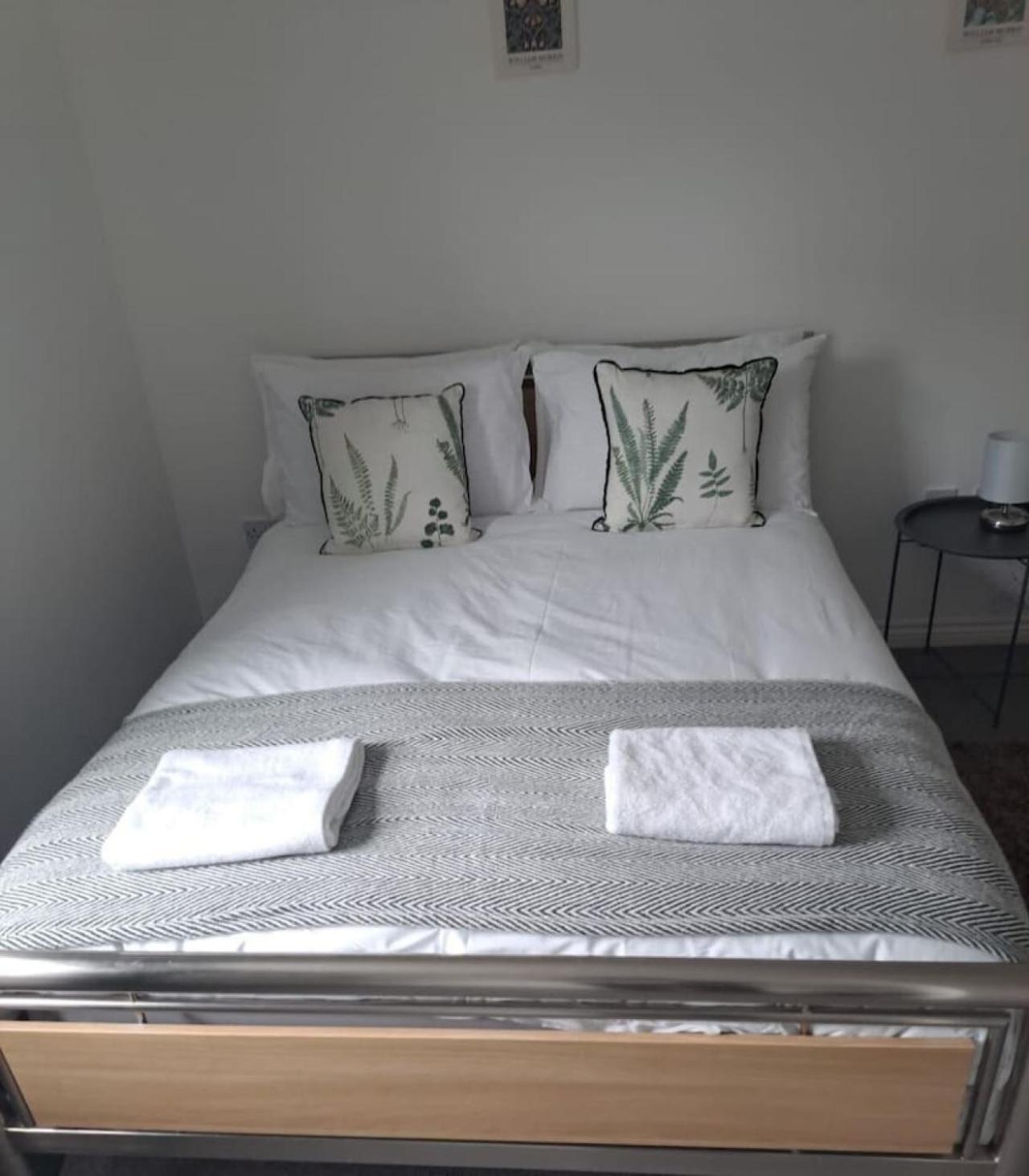 Apartment Brunswick House, Sleeps 6 In 2 Bedrooms, Parking, Wifi Swindon