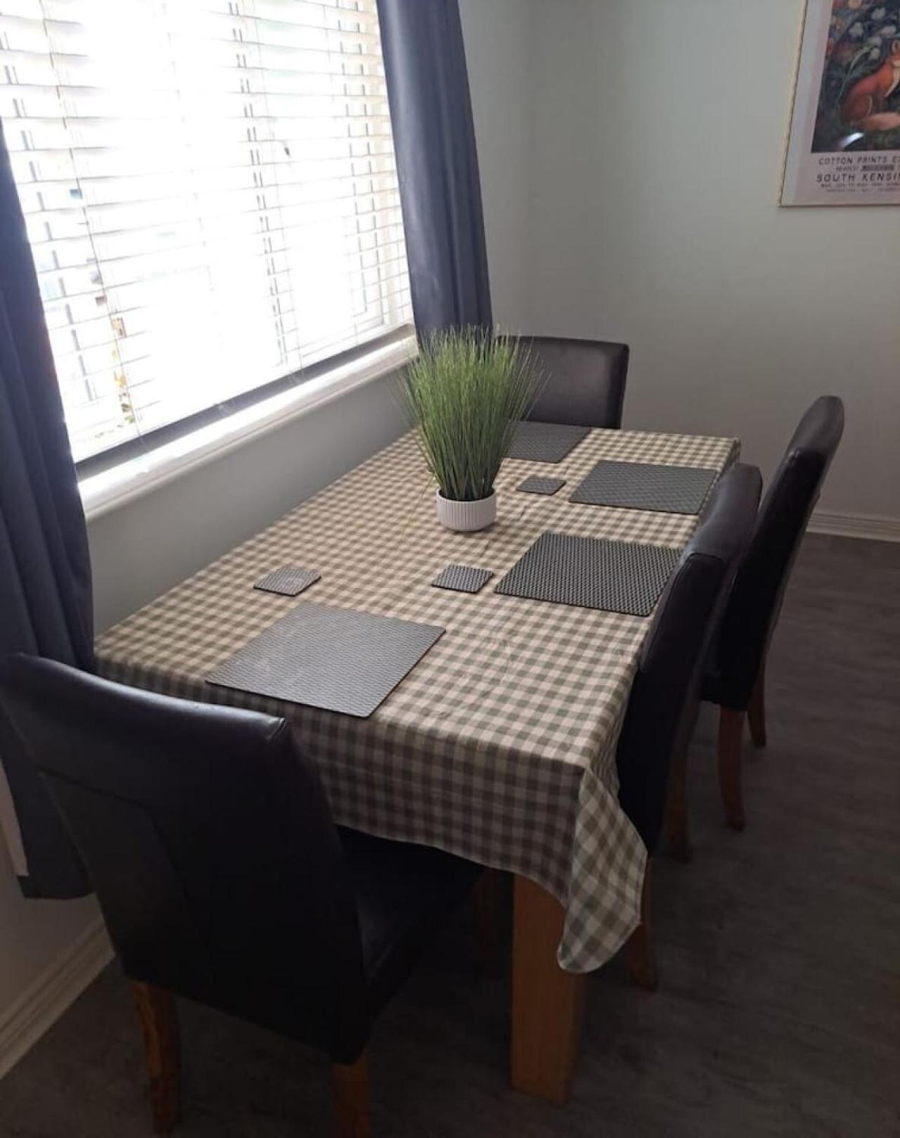 Brunswick House, Sleeps 6 In 2 Bedrooms, Parking, Wifi Swindon