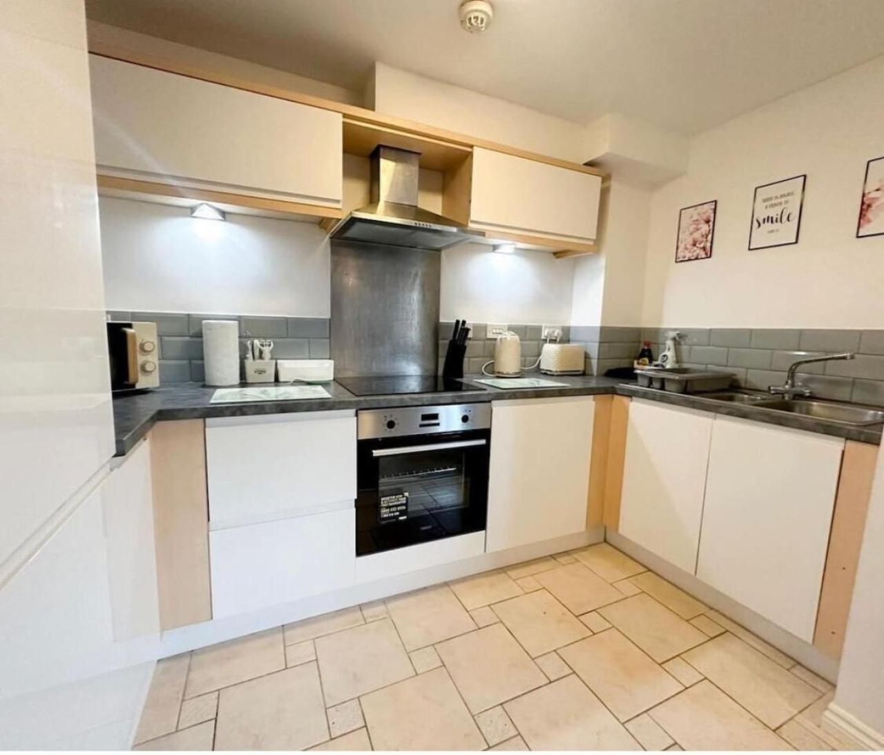 Brunswick House, Sleeps 6 In 2 Bedrooms, Parking, Wifi Swindon