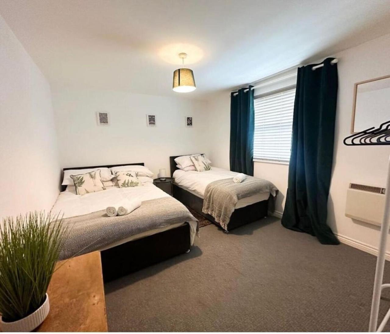 Brunswick House, Sleeps 6 In 2 Bedrooms, Parking, Wifi * Swindon