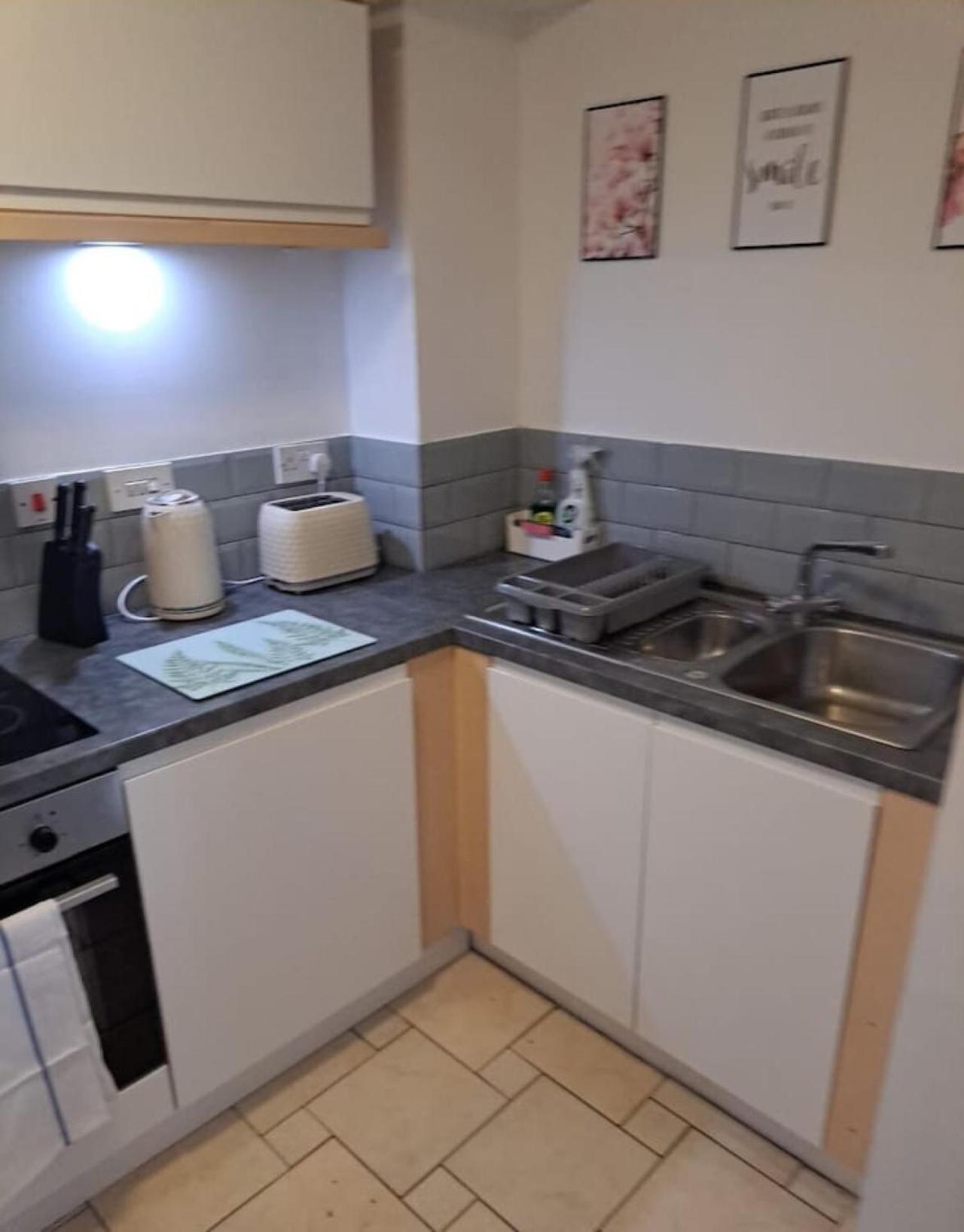 Brunswick House, Sleeps 6 In 2 Bedrooms, Parking, Wifi Apartment Swindon