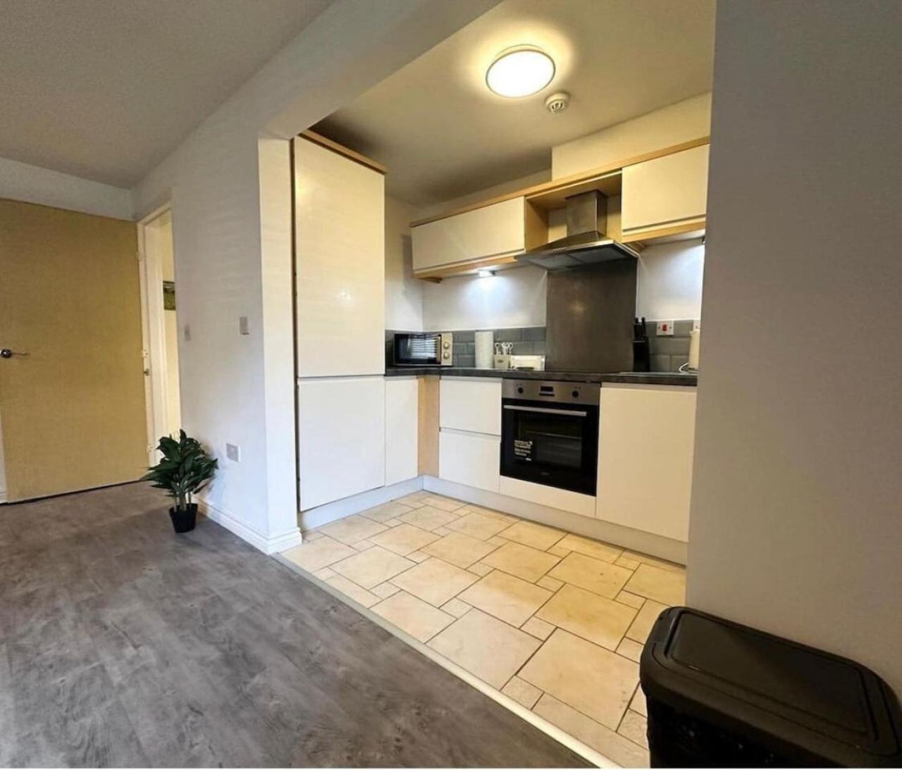 Apartment Brunswick House, Sleeps 6 In 2 Bedrooms, Parking, Wifi Swindon
